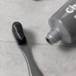 ⁦فرشاة أسنان تشا تشا بشعيرات ناعمة من أونبا - رمادي⁩ - الصورة ⁦2⁩