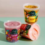 ⁦كريم منظف لتقشير الجسم بالايس كريم والفواكة الصيفية من اورجانيك شوب - 450 مل⁩ - الصورة ⁦3⁩