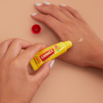 ⁦مرطب شفاه بالمانجو والخوخ من كارميكس - 10غ⁩ - الصورة ⁦3⁩