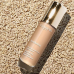 ⁦كريم أساس فاونديشن إيفرلاستنج لونج ويرنج & هايدريتنج مات من كلارنس⁩ - الصورة ⁦3⁩