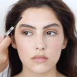 ⁦ذا بالم قلم تحديد الحواجب فروشوس - بني غامق⁩ - الصورة ⁦2⁩