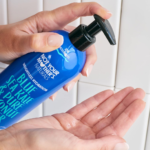 ⁦نوت يور ماذرز‏ شامبو الترطيب الخفيف كرنب البحر الأزرق و ماء جوز الهند النقي - 450 مل⁩ - الصورة ⁦2⁩