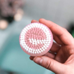 ⁦فرشاة تنظيف عميق من إيكوتولس - وردي⁩ - الصورة ⁦3⁩