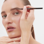 ⁦قلم حواجب سو فاين من انجلوت⁩ - الصورة ⁦4⁩