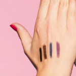 ⁦قلم تحديد العين بادجال مقاوم للماء من بنفت - Pitch Black⁩ - الصورة ⁦3⁩